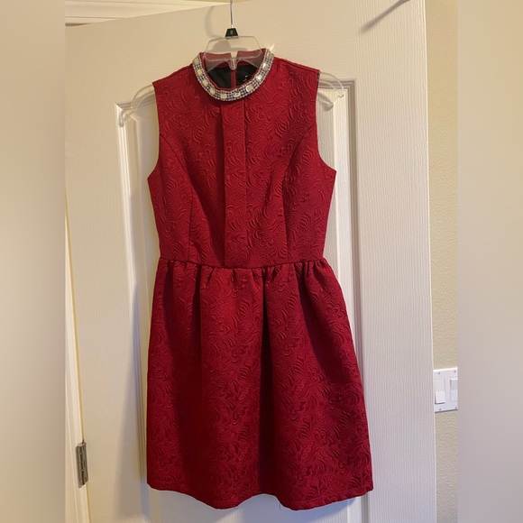 Stunning red dress with crystal like embellishments - Picture 2 of 3